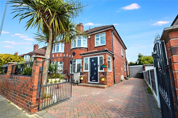 4 Bedroom Semi-Detached House For Sale In Orion View, Leeds, West Yorkshire, LS10