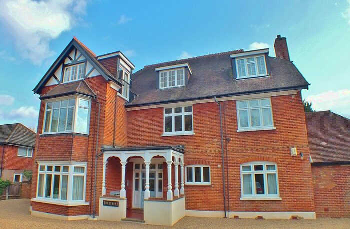 3 Bedroom Flat To Rent In Pembroke Road, Woking, Surrey, GU22