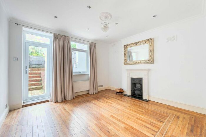 2 Bedroom Flat To Rent In Bedford Hill, Bedford Hill, London, SW12