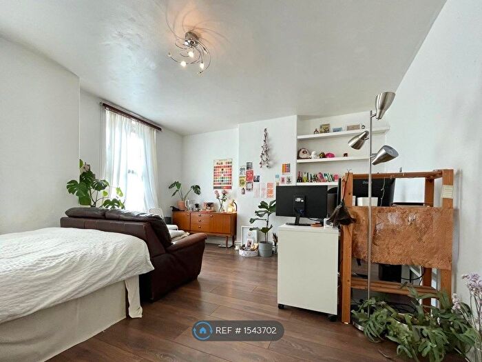 2 Bedroom Flat To Rent In Pellew House, London, E1