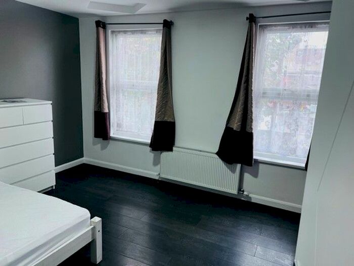 6 Bedroom End Of Terrace House To Rent In Cornshaw Road, Romford, RM8