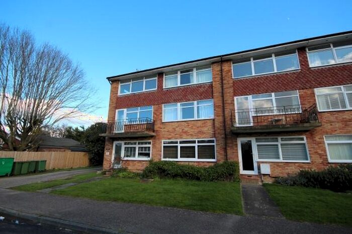 2 Bedroom Maisonette To Rent In Hengist Close, Horsham, RH12