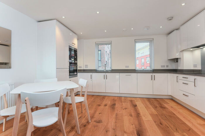 2 Bedroom Flat To Rent In Canoe Walk, London, E14