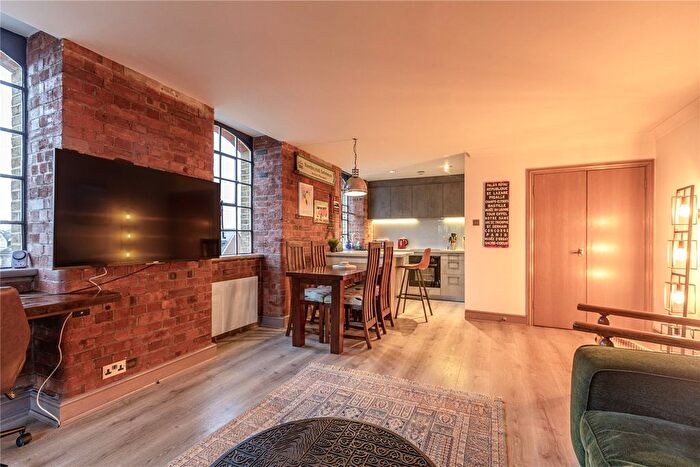 2 Bedroom Flat For Sale In Addlestone, Surrey, KT15