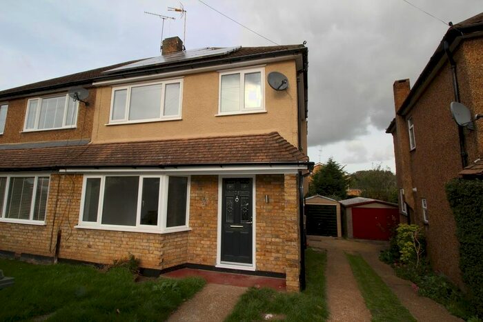 3 Bedroom Semi-Detached House To Rent In Chantry Way, Billericay, CM11