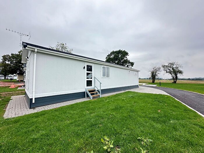 1 Bedroom Park Home To Rent In Woodside Home Park, Woodside, Luton, Bedfordshire, LU1