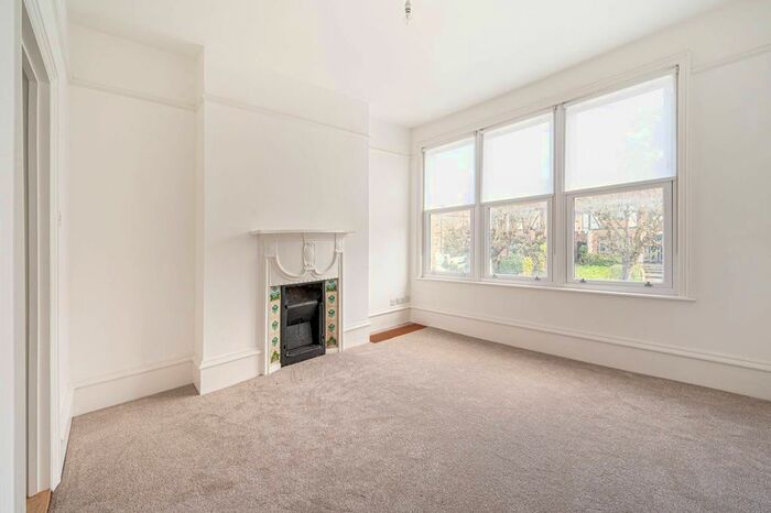 4 Bedroom Semi-Detached House To Rent In Holden Road, Woodside Park, London, N12
