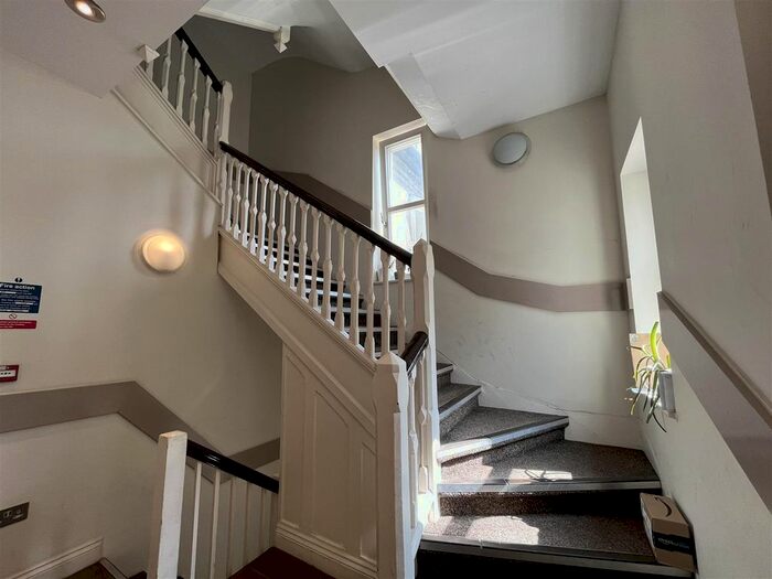 2 Bedroom Flat To Rent In Crescent Road, London, N8