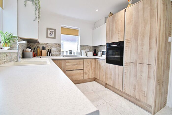 2 Bedroom Detached Bungalow For Sale In Mays Lane, Stubbington, Fareham, PO14