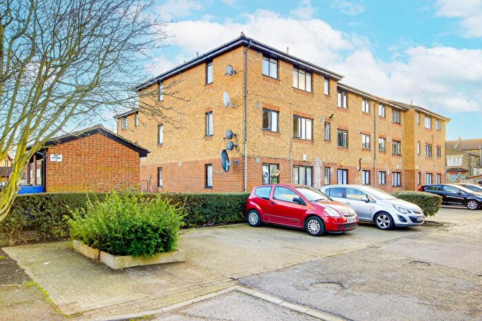 1 Bedroom Apartment For Sale In Streamside Close, London, N9