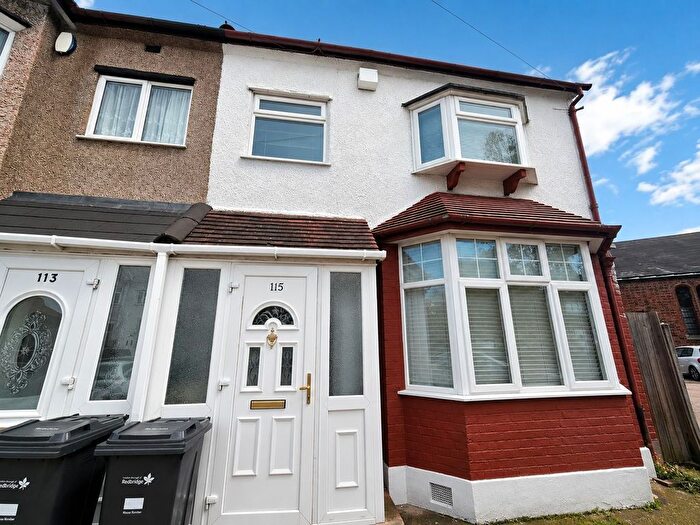 3 Bedroom End Terrace House For Sale In Gantshill Crescent, Ilford, Essex, IG2