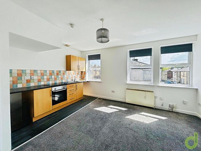 2 Bedroom Flat To Rent In Lyndhurst Road, Burnley, BB10