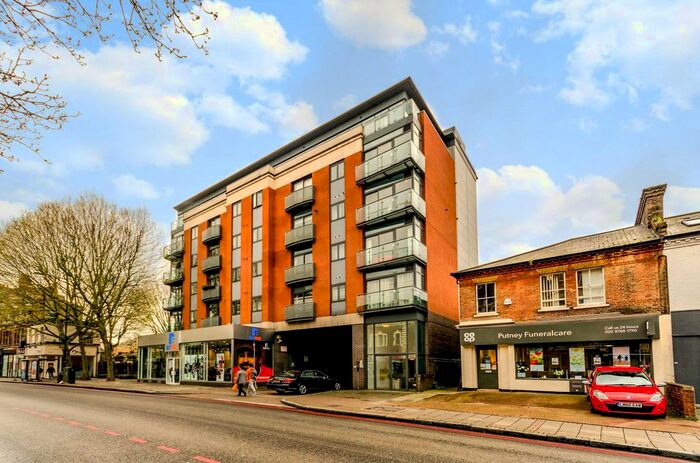 2 Bedroom Flat To Rent In Upper Richmond Road, Putney, London, SW15