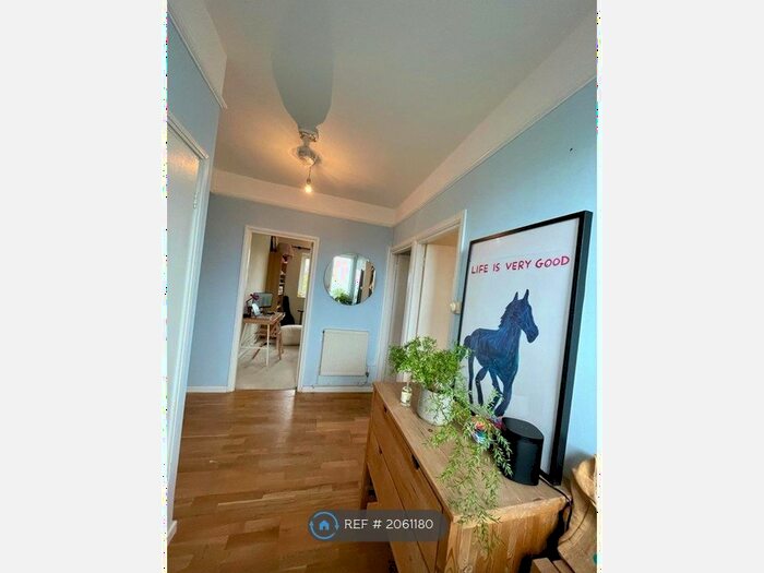 2 Bedroom Flat To Rent In Elstead House, London, SW2