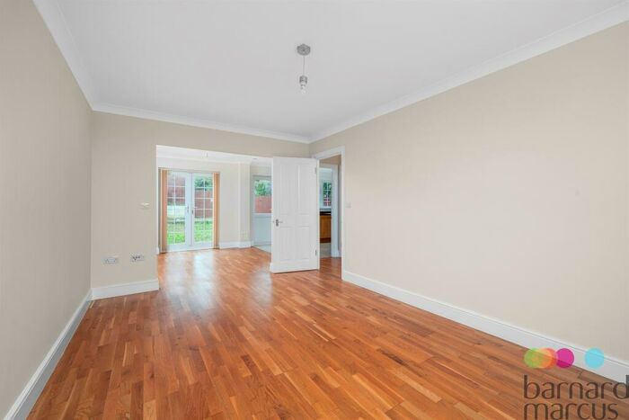 4 Bedroom House To Rent In Amber Close, New Barnet, EN5