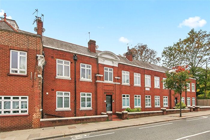 1 Bedroom Flat To Rent In Grove Lodge, Cross Deep, Twickenham, Middx, TW1