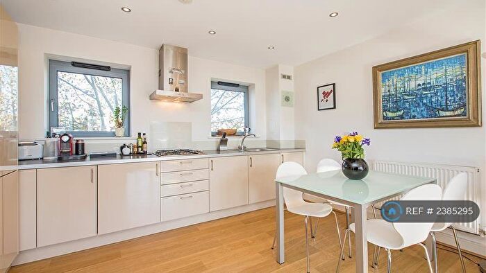2 Bedroom Flat To Rent In Battersea Park Road, London, SW11