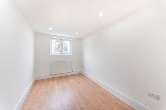 3 Bedroom Flat For Sale In Wells House Road, Park Royal, NW10