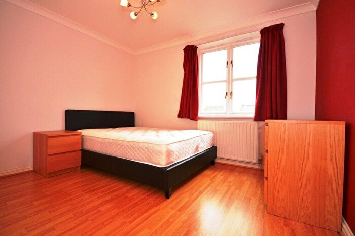1 Bedroom Flat To Rent In Green Court, Tower Hamlets, E1