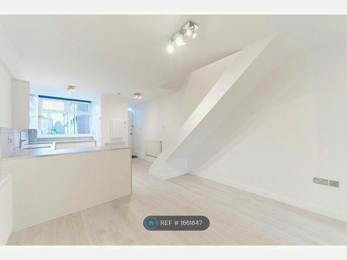 3 Bedroom Maisonette To Rent In Johnson House, Bethnal Green, E2