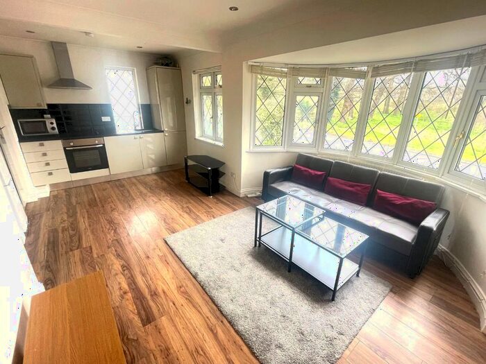 2 Bedroom Flat To Rent In Lawrence Street, Mill Hill, NW7