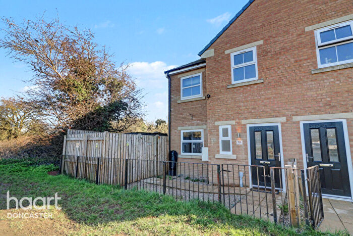 3 Bedroom Semi-Detached House For Sale In Waterside Road, Doncaster, DN7