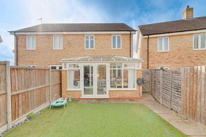 3 Bedroom Semi-Detached House For Sale In Fiona Way, Bedford, MK41