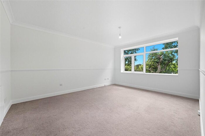 2 Bedroom Apartment For Sale In St. Lawrence Gardens, Leigh-on-Sea, Essex, SS9