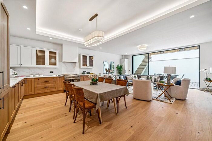 3 Bedroom Apartment For Sale In Balham Park Road, SW12