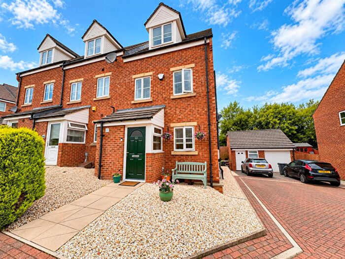 4 Bedroom Town House For Sale In Hawthorn Lane, Cleckheaton, BD19