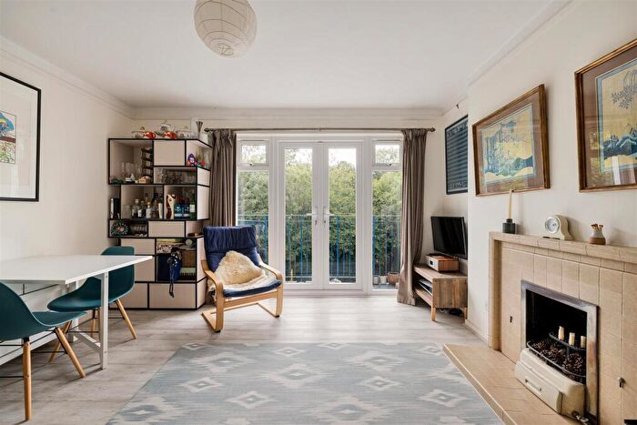 2 Bedroom Apartment For Sale In The Bridle Path, Woodford Green, IG8