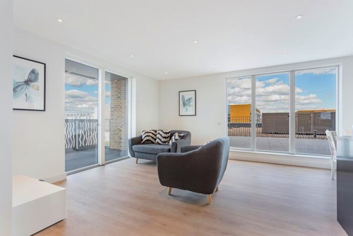 2 Bedroom Flat To Rent In High Street, Smithfield Square, Hornsey, London, N8