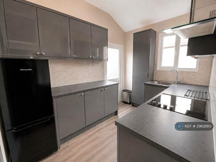 2 Bedroom Flat To Rent In Victoria Road, Southend-On-Sea, SS1