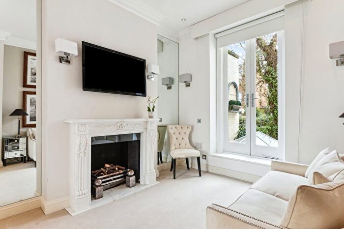 3 Bedroom Maisonette To Rent In Flood Street, London, SW3