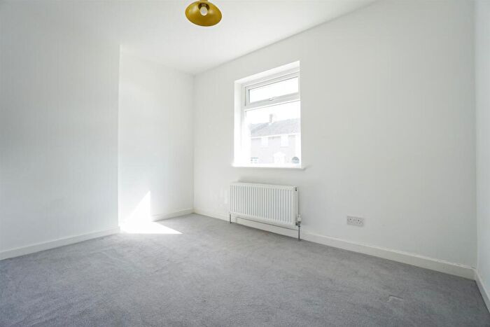 3 Bedroom End Of Terrace House For Sale In Oak Street, Hollingwood, Chesterfield, S43
