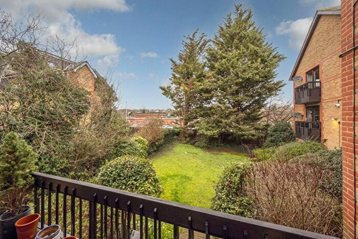 2 Bedroom Flat To Rent In Queens Road, Merton, London, SW19