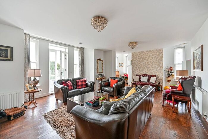 2 Bedroom Flat For Sale In Blumenthal Close, Isleworth, TW7