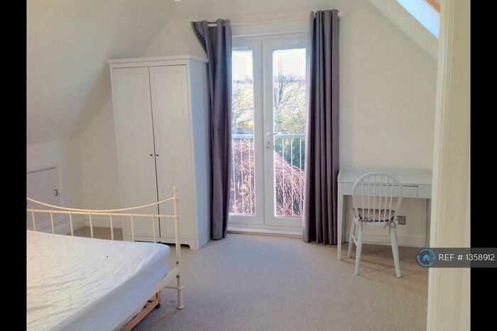 2 Bedroom Flat To Rent In Rottingdean, Brighton, BN2