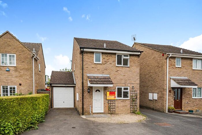 3 Bedroom Link Detached House For Sale In Carterton, Oxfordshire, OX18