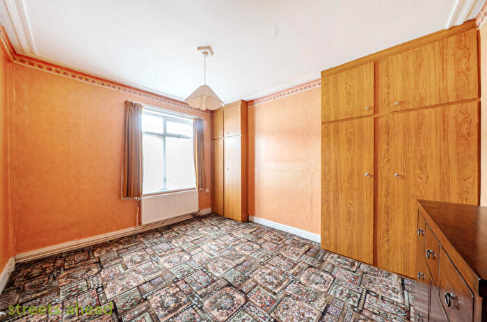 3 Bedroom Terraced House For Sale In Lyndhurst Road, Thornton Heath, CR7