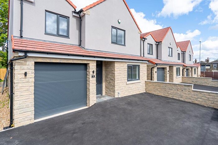 4 Bedroom Detached House For Sale In Highmoor Lane, Cleckheaton, BD19