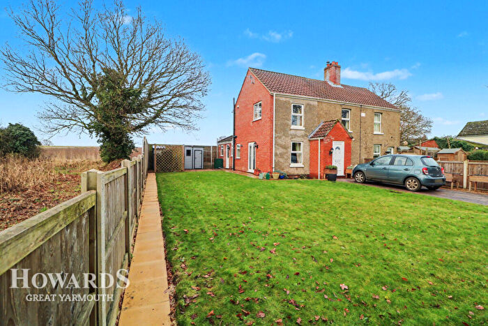 3 Bedroom Semi-Detached House For Sale In Low Road, Rollesby, NR29