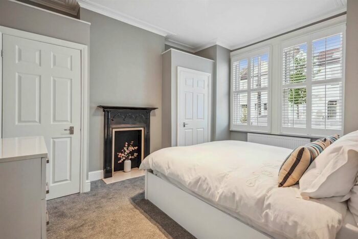 2 Bedroom Flat To Rent In Wardo Avenue, London, SW6