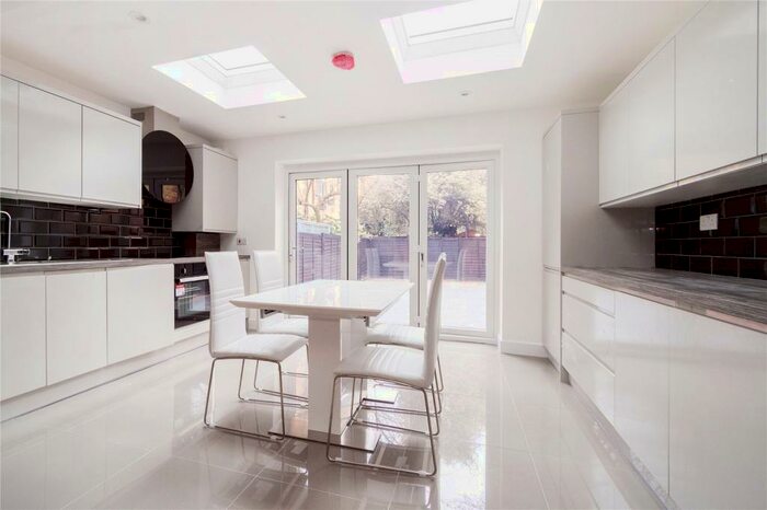 3 Bedroom Apartment To Rent In Middleton Drive, London, SE16