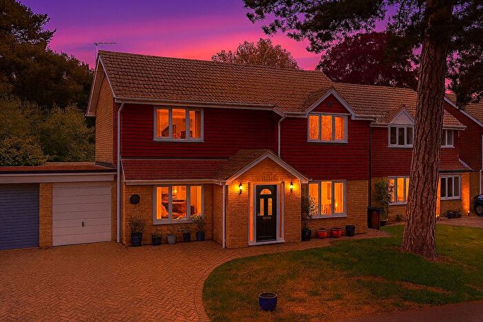 4 Bedroom Link Detached House For Sale In Starmead Drive, Wokingham, Berkshire, RG40