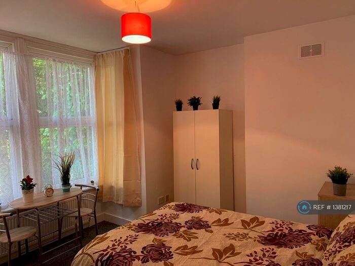 2 Bedroom Flat To Rent In The Ridgeway, Enfield, EN2
