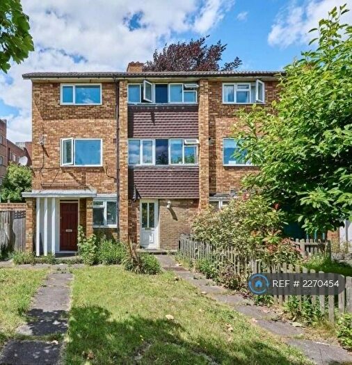 2 Bedroom Flat To Rent In Herne Hill, London, SE24