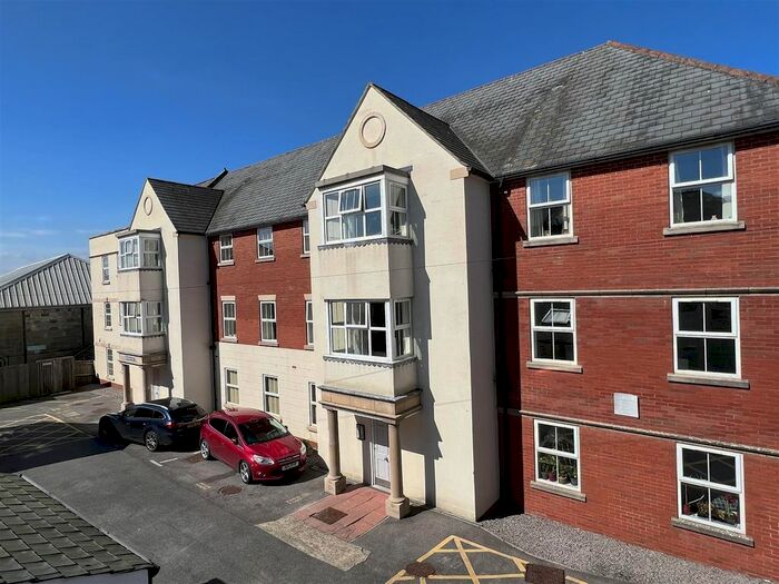 2 Bedroom Flat To Rent In West Street, Axminster, EX13