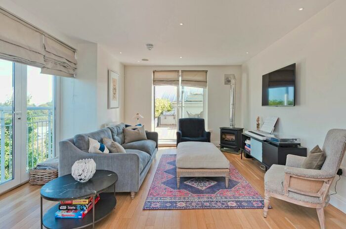 3 Bedroom Apartment To Rent In Mortlake High Street, London, SW14