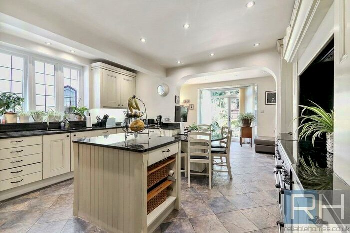 4 Bedroom Detached House To Rent In Bramley Road, Southgate, London, N14